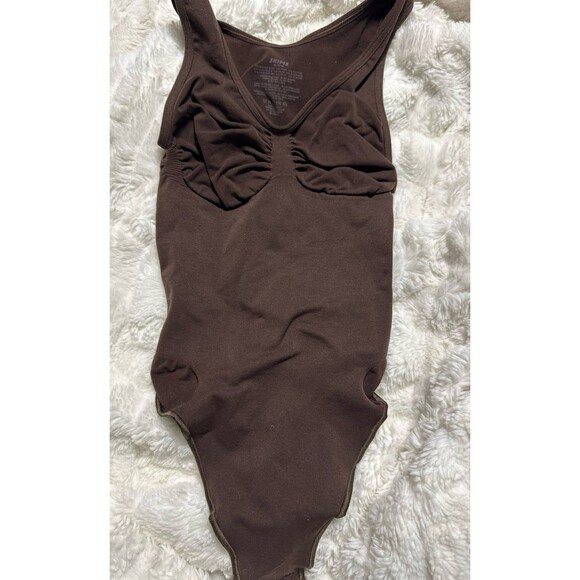 Skims Seamless Sculpt Scoop Neck Thong Bodysuit in cocoa - Picture 2 of 3